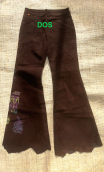  Pantalon en daim marron. Sérigraphie. Très petit. Pat d'eph, flare