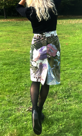 Jupe Victoria. Années 30. Crayon, velours imprimé blanc, ciel et rose