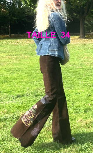  Pantalon en daim marron. Sérigraphie. Très petit. Pat d'eph, flare