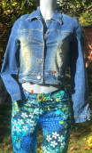 Blouson sérigraphie or. Denim léger et clair, femme petite