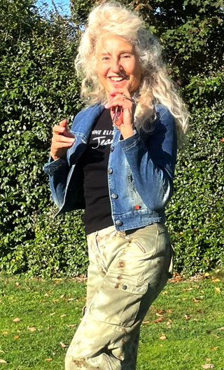 Blouson sérigraphie or. Denim léger et clair, femme petite