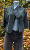 Mini trench boléro. Gris. Veste courte et large, originale
