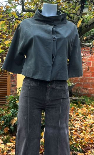 Mini trench boléro. Gris. Veste courte et large, originale