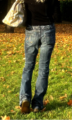  Pantalon Trompette. Denim bleu clous et gros fils. Jean stretch bootcut