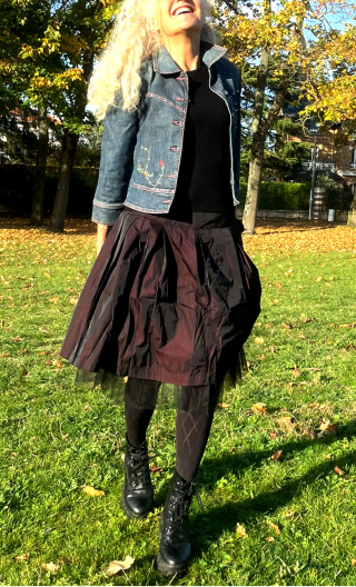 Jupe Pas Chassés. Taffetas prune. Corolle, ample, doublée tulle 