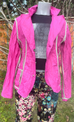 Veste Ana. Calypso Fuchsia. Cintrée en satin ciel, tissu à mémoire
