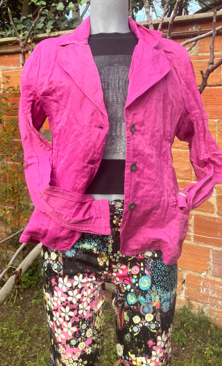 Veste Ana. Calypso Fuchsia. Cintrée en satin ciel, tissu à mémoire