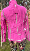 Veste Ana. Calypso Fuchsia. Cintrée en satin ciel, tissu à mémoire