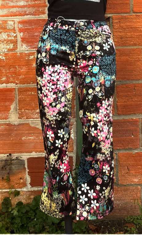 Pantacourt Mambo. Shadows. Bermuda noir imprimé fleurs multico