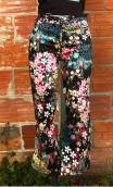 Pantacourt Mambo. Shadows. Bermuda noir imprimé fleurs multico