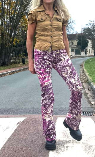Pantalon Sting. Lianes violettes. Flare, trompette, stretch, ajusté