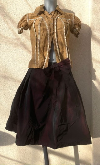  Jupe Papillon. Taffetas prune. Corolle, plissée