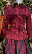 Veste Fraülein. Bordeaux col et poignets fourrure. Fabrication française