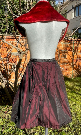  Jupe corolle. Taffetas prune. Ample, plissée
