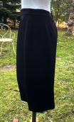 Jupe crayon noire. Doublée, longueur genou, classique chic
