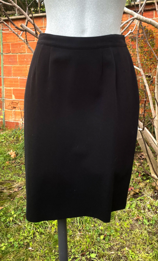 Jupe crayon noire. Doublée, longueur genou, classique chic