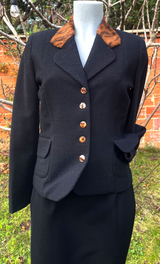 Veste Irma Laine noire et col fourrure. Cintrée. Fabrication française