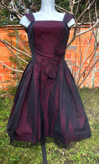 Robe Le Bal des Débutantes. Taffetas, jupon tulle. Fêtes