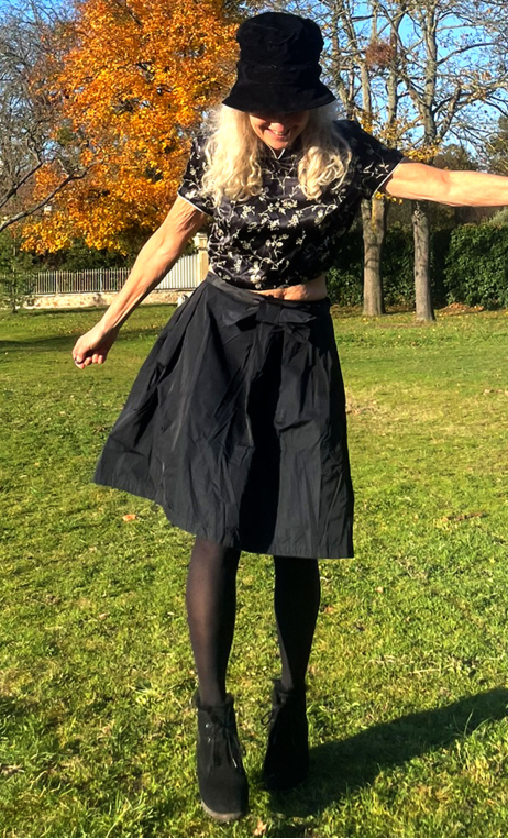 Top La Joueuse de go. Croc top noir imprimé fleurs blanches, col mao