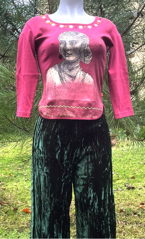 Top Jonathan. Maharani rose, Jersey coton sérigraphié, paillettes