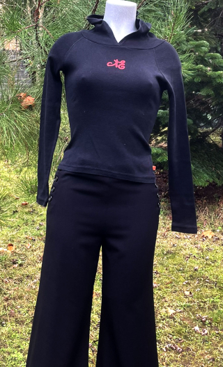 Top capuche. Noir. AE rouge, Jersey coton manche longue, femme petite