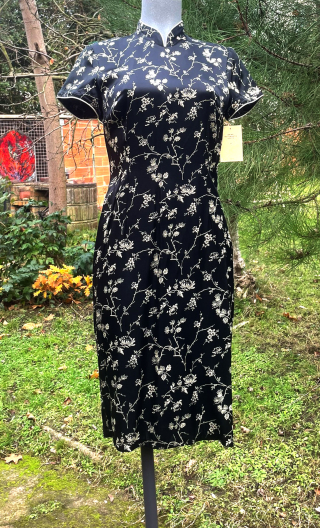 Robe La Joueuse de go. Satin noir imprimé fleurs blanches, col mao