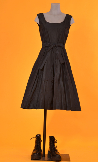 Robe Talons Aiguille. Taffetas bleu nuit, sans bretelles, ample, chic