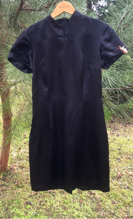 Robe La Joueuse de go. Satin noir, col mao, courte