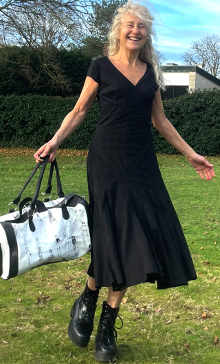 Robe Scorta noire. Jupon toupie ample, petites manches, décolleté V