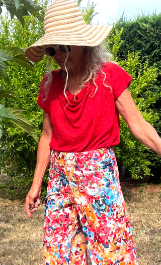 Top Callisto. Jersey froissé. Rouge, col bénitier, sans manche, loose