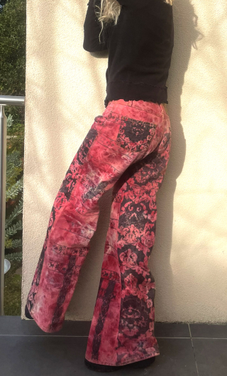 Pantalon Crimson Empreintes rouge. Pat d'eph rouge imprimé noir, hippy