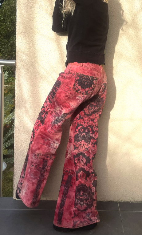 Pantalon Crimson Empreintes rouge. Pat d'eph rouge imprimé noir, hippy