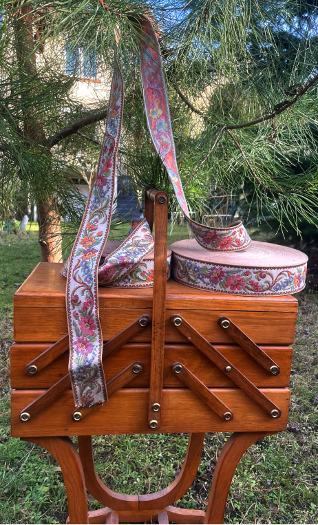 Passementerie. Galon gobelin vendu au mètre, texile ou ameublement