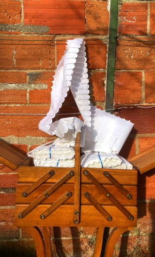 Broderie anglaise festonnée 18 cm. Coton blanc