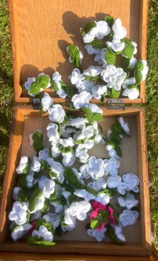 Boutons de rose en feutrine. Fleur feutrine blanc 4 cm, déco textile