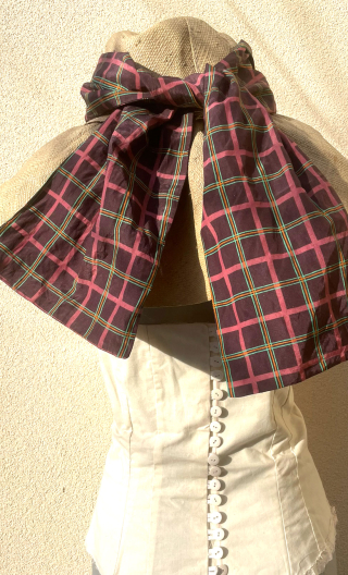 Etole ou turban. Carreaux prune. Petite écharpe doublée