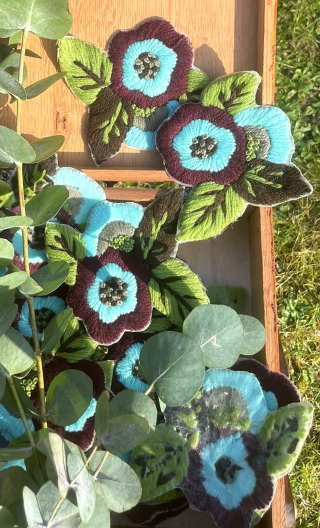 Fleurs fils laine. Choco ciel vert, décoration textile adhésive