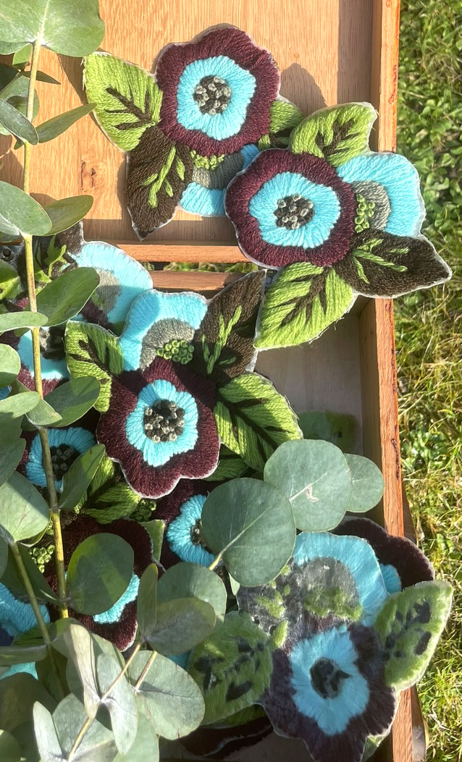 Fleurs fils laine. Choco ciel vert, décoration textile adhésive