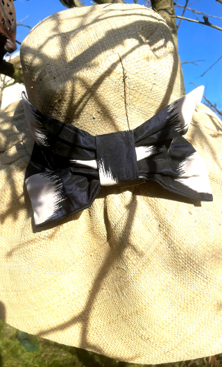 Papillon. Ikkat bleu ivoire. Accessoire textile, imprimé