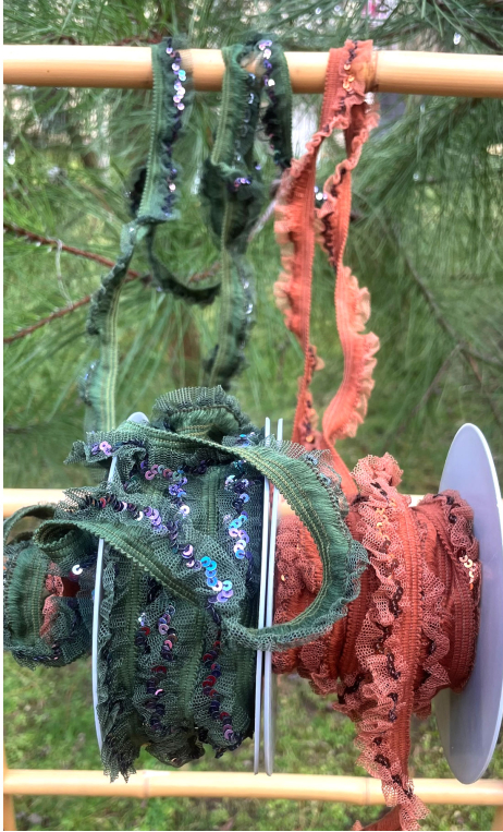 Ruché élastiqué. Tulle et paillettes, accessoires textile 