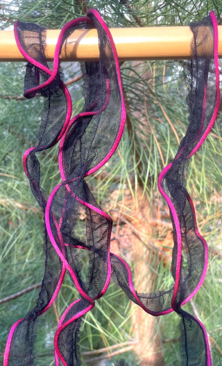 Tulle élastiqué Gitanes, bande noire rouge, mercerie