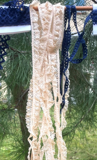 Dentelle froufrou écru. bande coton mercerie, vendu au mètre 