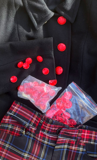 Boutons ancre rouge. Gros, métal, manteau, mercerie