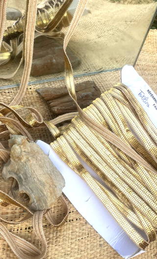 Galon élastiqué. Paillettes or, mercerie