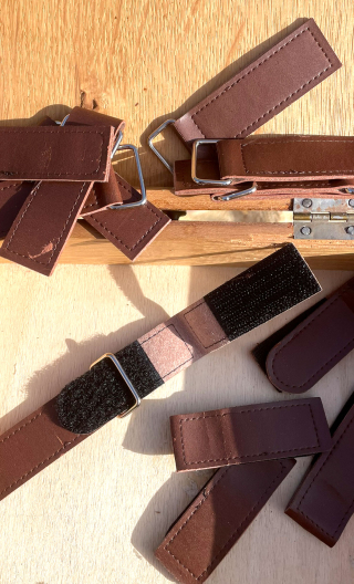 Pattes scratch de fermeture cuir, boucle et velcro, mercerie