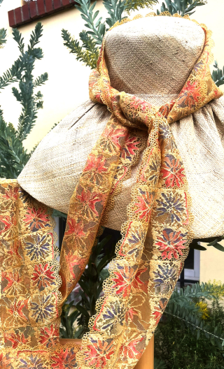  Dentelle or sur paille et mimosa, mercerie, 17 cm