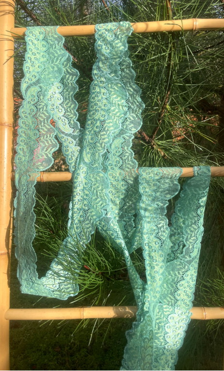  Dentelle arachnéenne. Eucalyptus lichen, mercerie, lingerie