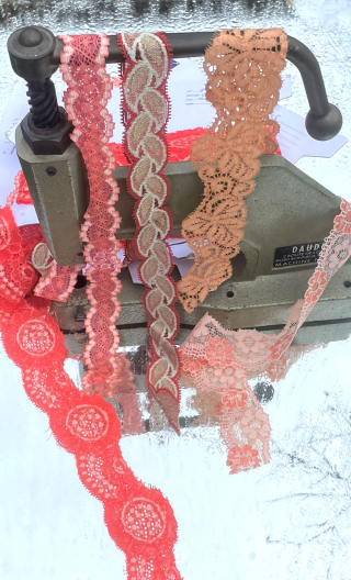  Dentelles. Quatuor rose, mercerie, lingerie, décorations