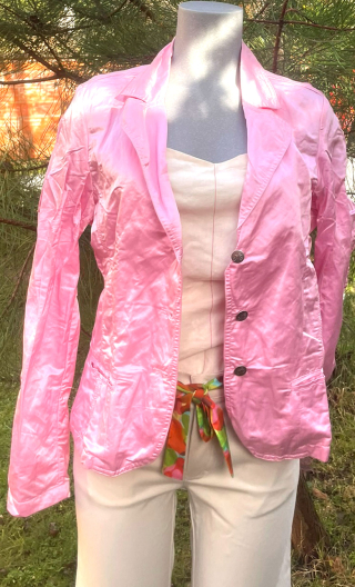 Veste Ana. Calypso rose. Cintrée en satin, tissu à mémoire