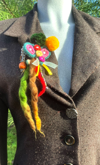 Broche pompons, fantaisie, mercerie